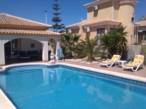 una piscina frente a una casa en Casa Panorama, en Mazarrón