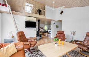 TarmにあるAwesome Home In Tarm With Swimming Poolのリビングルーム(革製家具、テーブル付)