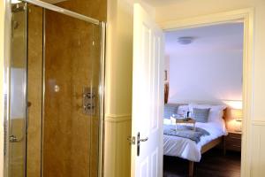 Llit o llits en una habitació de Otter Cottage
