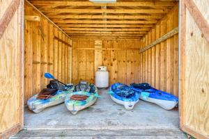 Gallery image of New River 3BR - Fishing, Hot Tub and VT Game Weekends in Radford