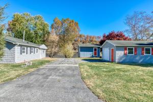 Gallery image of New River 3BR - Fishing, Hot Tub and VT Game Weekends in Radford