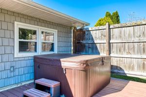 Gallery image of New River 3BR - Fishing, Hot Tub and VT Game Weekends in Radford +56 photos