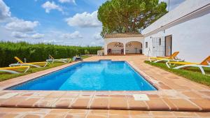 una piscina davanti a una casa di El Membrillo casa rural ad Arcos de la Frontera