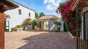 una casa con fiori sul lato di El Membrillo casa rural ad Arcos de la Frontera