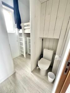 une salle de bain avec toilettes dans une petite pièce dans l'établissement Studio BLEU - à 100 m de la plage de Berck, à Berck-sur-Mer