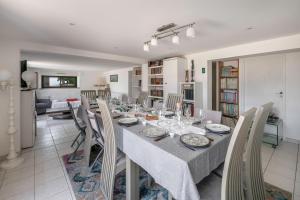 Μια τηλεόραση ή/και κέντρο ψυχαγωγίας στο Villa pour 15 à 700m de la plage