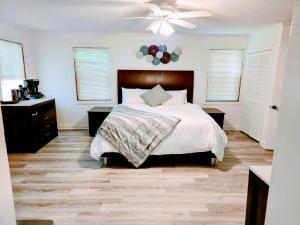 Ένα ή περισσότερα κρεβάτια σε δωμάτιο στο Cozy 4 bedroom home & Large Fenced Yard