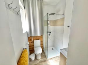 een badkamer met toilet en glazen douche bij Grand Studio JAUNE pour 4 pers à deux pas de la plage de Berck in Berck-sur-Mer