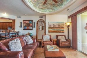 a living room with a leather couch and chairs at Bella Sirena in La Choya