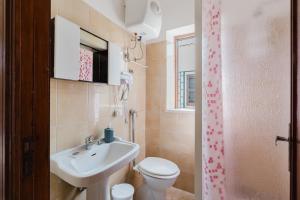 Un baño pequeño con lavabo e inodoro. en Casa Damari-Fronte spiaggia, en Petrosino