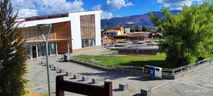 ein Zug vor einem Gebäude mit einem Bahnhof in der Unterkunft Casa El Capulí in Cajamarca