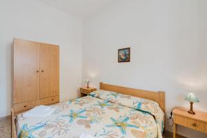 1 dormitorio con 1 cama, vestidor y 1 cama sidx sidx sidx sidx sidx sidx en Casa Damari-Fronte spiaggia, en Petrosino