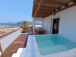una piscina en una villa con vistas a la playa en Vive Mare Milos, en Pachaina