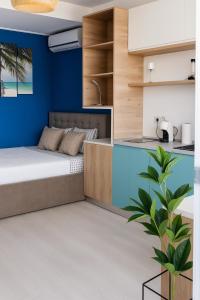 a kitchen and a bedroom with two beds and a table at Blue Feelings Studio in Mamaia Nord