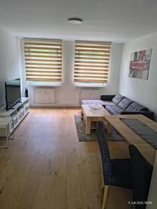 TV a/nebo společenská místnost v ubytování Schickes 3,5 Zimmer Apartment + 11 fotografií
