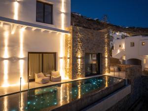 una villa con piscina por la noche en VEZO Suites Mykonos, en Tourlos