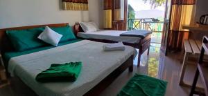 Una cama o camas en una habitación de Misty Cabins