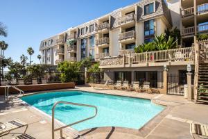 Swimmingpoolen hos eller tæt på Oceanside Beach Condos