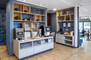 a coffee shop with a counter and a room at Hotel Oliwski in Gdańsk