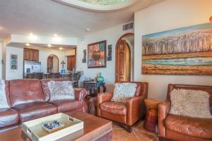 a living room with leather furniture and a ceiling at Bella Sirena in La Choya