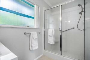 baño con ducha y puerta de ducha de cristal en Best Spot Lauderdale Beach, Eats and Las Olas, en Fort Lauderdale 22 fotos más