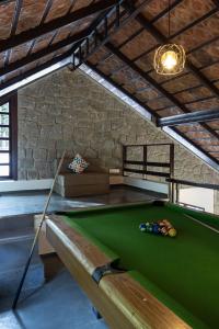 钦纳卡纳Avadale Munnar (Stag Groups Not Allowed)的房间中间的一张台球桌