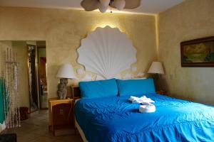 佩尼亚斯科港Mid-century Ocean View Apartment的一间卧室配有蓝色的床,上面有白色的鞋