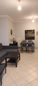 uma sala de estar com um sofá e cadeiras e uma lareira em Vania's apartment em Preveza