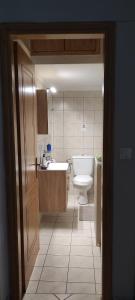 um banheiro com vaso sanitário, banheira e pia em Vania's apartment em Preveza