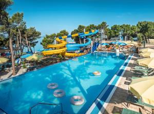 Bazén v ubytování Sunny Makarska by Valamar nebo v jeho okolí