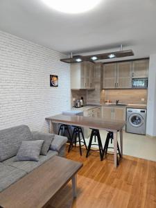 Una sala de estar con una mesa y una cocina. en Belvedere Holiday Club 14, en Bansko