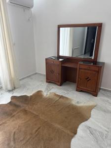 a mirror and a dresser in a room with a floor at Bel horizon in Collo
