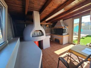 A kitchen or kitchenette at Elegant 2BR Apt Rooftop Pool & Walk to Old Town
