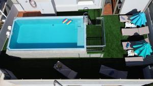 The swimming pool at or close to Elegant 2BR Apt Rooftop Pool & Walk to Old Town