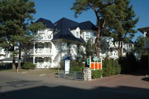 ビンツにあるStrandläufer im Haus Strelasundの黒屋根の大白い家