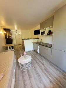 a room with a bed and a kitchen with a table at Studio Bord de Mer Résidence - Les Sablettes in La Seyne-sur-Mer