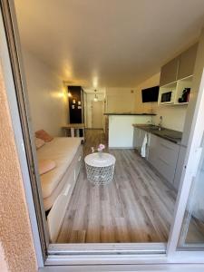 a small room with a couch and a table at Studio Bord de Mer Résidence - Les Sablettes in La Seyne-sur-Mer