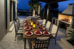 Balkón nebo terasa v ubytování Luxury Stone Villa Smokvica, Heated Pool, Sauna, Jacuzzi, Sea View