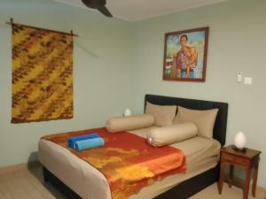 une chambre avec un lit et un tableau au mur dans l'établissement Ellenbrook Rooms 18 by Mulia Cottage, à Seminyak 17 autres photos