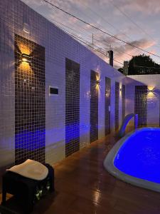 baño con bañera con iluminación púrpura en ILHA De ITAPARICA PONTA DE AREIA CASA DA NÉIA TEMPORADA, en Itaparica