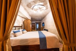 1 dormitorio con 1 cama grande en el ático en Sunset Cave, en Göreme