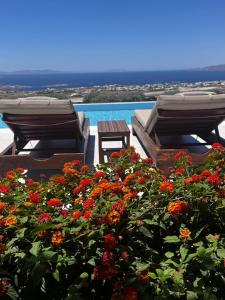 The swimming pool at or close to Sunset Hill Suites