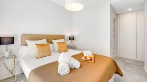 Łóżko lub łóżka w pokoju w obiekcie VACATION MARBELLA I Via Celere, Huge Terrace, Brand New Complex, Close to the Beach, Marbella Center