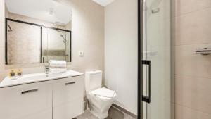 Łazienka w obiekcie VACATION MARBELLA I Via Celere, Huge Terrace, Brand New Complex, Close to the Beach, Marbella Center