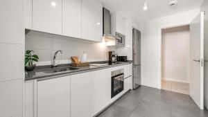 Kuchnia lub aneks kuchenny w obiekcie VACATION MARBELLA I Via Celere, Huge Terrace, Brand New Complex, Close to the Beach, Marbella Center