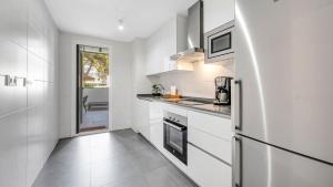Kuchnia lub aneks kuchenny w obiekcie VACATION MARBELLA I Via Celere, Huge Terrace, Brand New Complex, Close to the Beach, Marbella Center