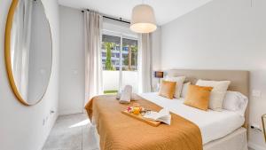 sypialnia z dużym łóżkiem i lustrem w obiekcie VACATION MARBELLA I Via Celere, Huge Terrace, Brand New Complex, Close to the Beach, Marbella Center w Marbelli