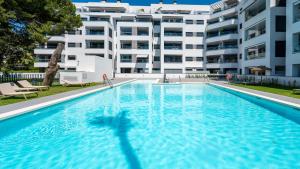 Basen w obiekcie VACATION MARBELLA I Via Celere, Huge Terrace, Brand New Complex, Close to the Beach, Marbella Center lub w pobliżu