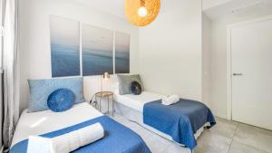 Łóżko lub łóżka w pokoju w obiekcie VACATION MARBELLA I Via Celere, Huge Terrace, Brand New Complex, Close to the Beach, Marbella Center