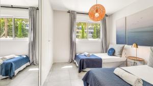 Łóżko lub łóżka w pokoju w obiekcie VACATION MARBELLA I Via Celere, Huge Terrace, Brand New Complex, Close to the Beach, Marbella Center
